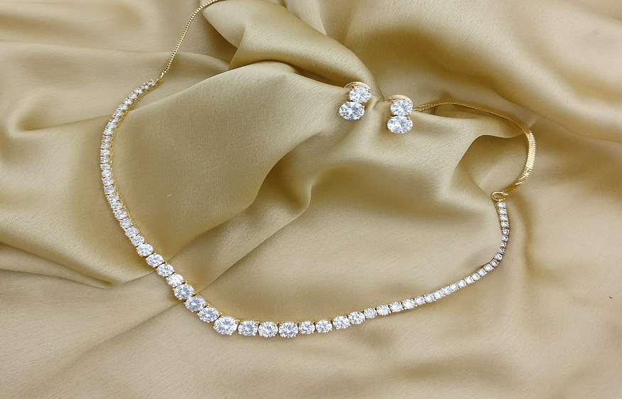 Diamonds are the most charming ornament to wear and shine. Be it a royal necklace or a little pendant that goes with cocktail dresses.
